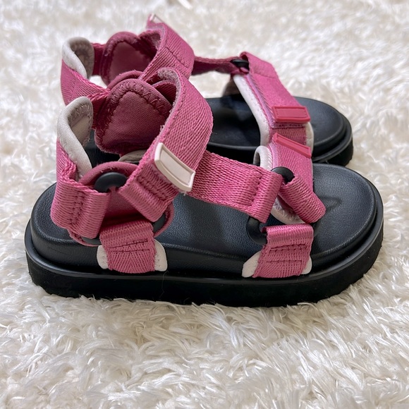 GAP || NWOT Strappy Toddler Sandals (7-8C) - Picture 5 of 8